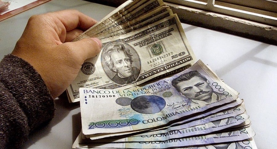 Dólares y pesos colombianos