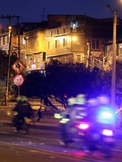 Saqueos en Bogotá de supermercados vinculados a FARC dejan 4 policías heridos