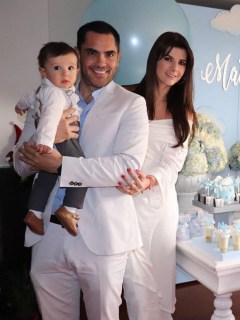 Lincoln Palomeque, actor, con su pareja Carolina Cruz, presentadora, y su hijo Matías.