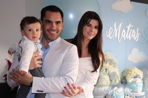 Lincoln Palomeque, actor, con su pareja Carolina Cruz, presentadora, y su hijo Matías.