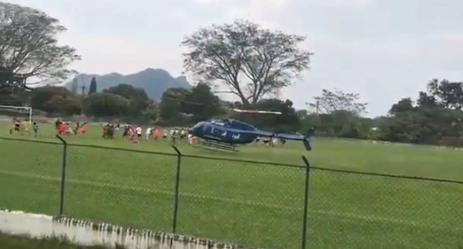 Helicóptero aterriza en cancha de Mariquita