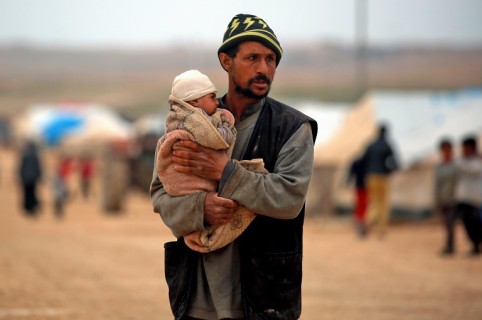 Hombre con niño en Siria