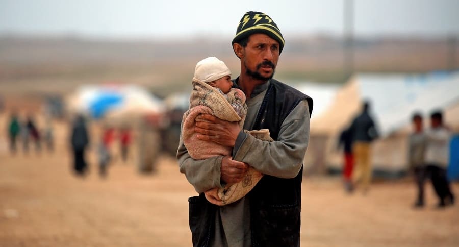 Hombre con niño en Siria