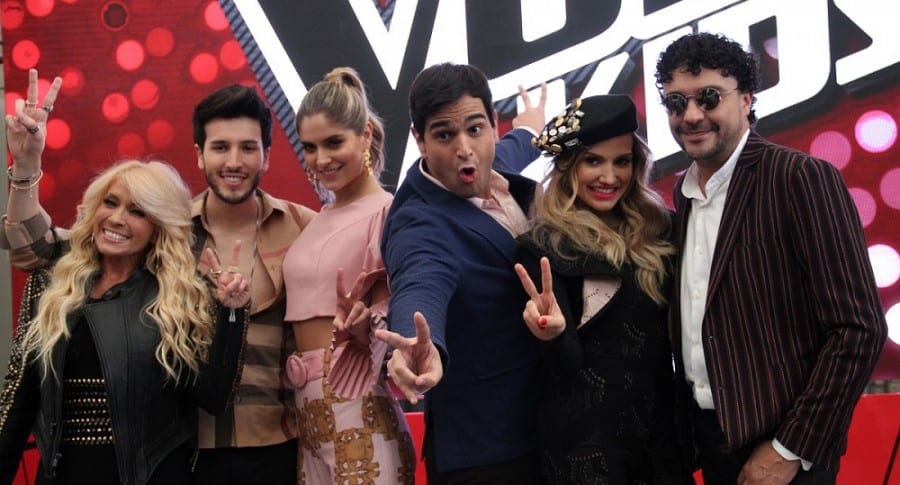 Los cantantes Yuri, Sebastián Yatra, Fany Lu y Andrés Cepeda, con los presentadores de 'La voz kids' 2018, Laura Tobón y Alejandro Palacio.