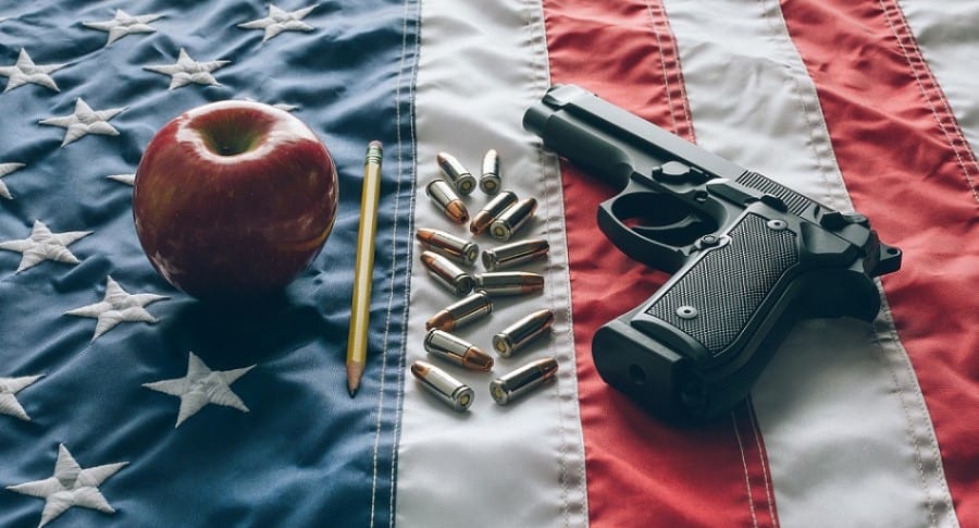 Bandera, arma, manzana y lápiz