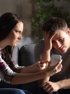 Mujer brava con su pareja