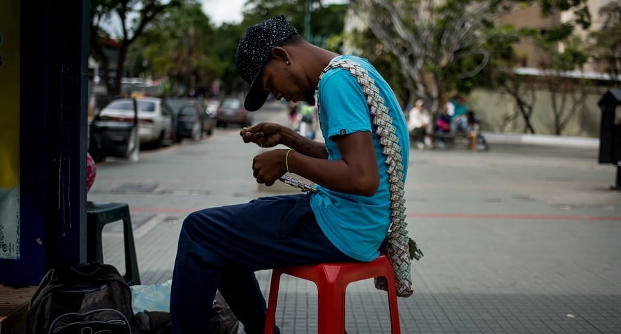 Venezolano hace artesanías con devaluados billetes de bolívar.