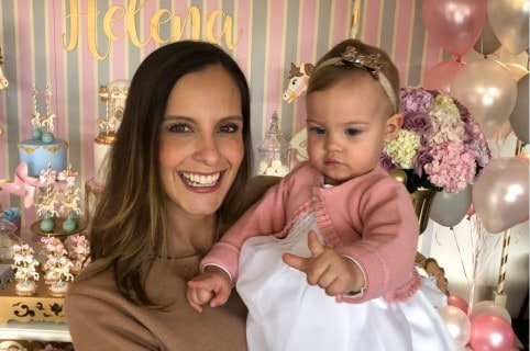 Laura Acuña, presentadora, con su hija Helena Kling.