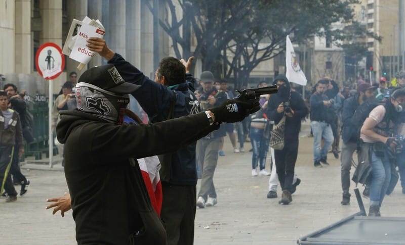 Encapuchado dispara contra la Policía en Bogotá