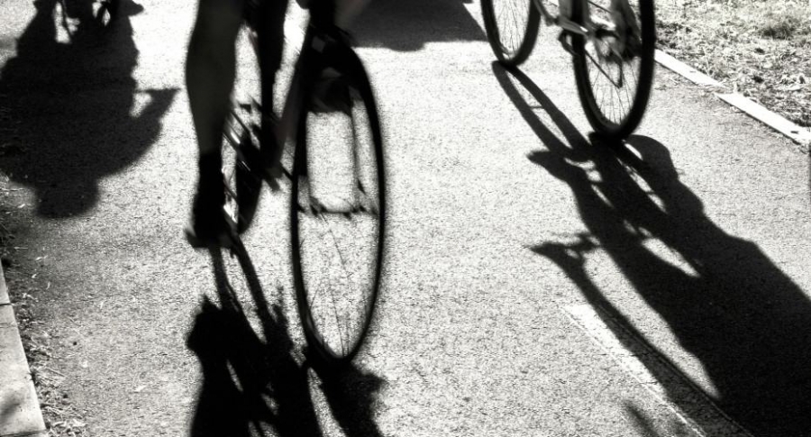 Sombra de ciclistas.