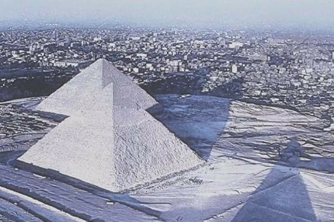 Foto falsa de las pirámides de Egipto