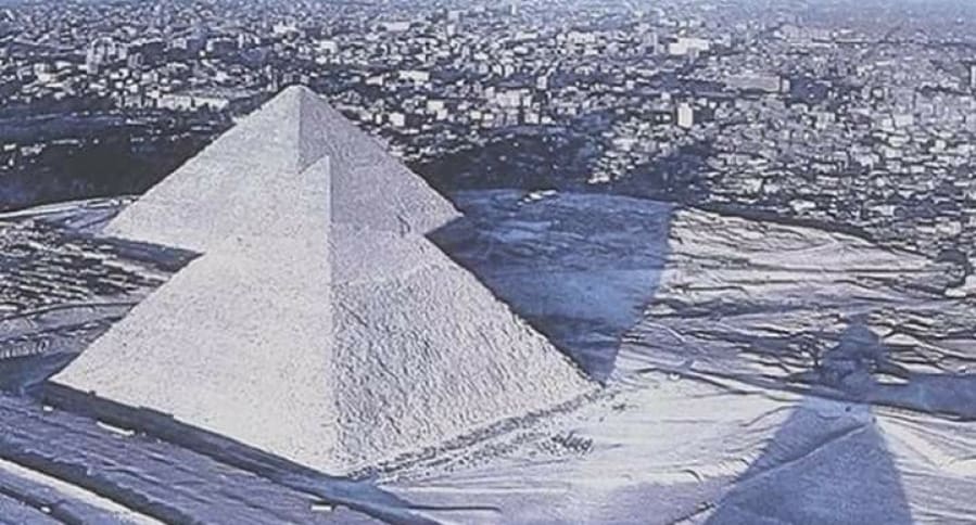 Foto falsa de las pirámides de Egipto