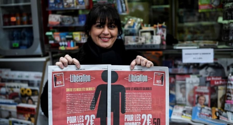 Mujer con dos ejemplares de Libération
