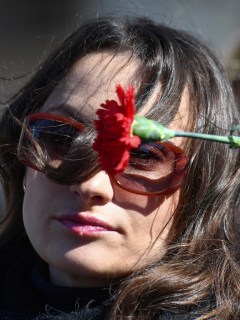 Mujer con una flor