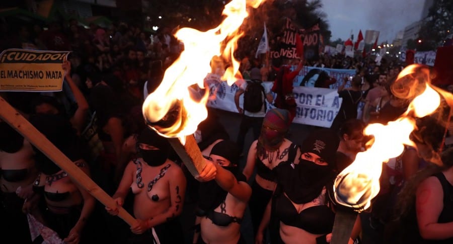 Miles de personas marchan en Chile en el Día Internacional de la Mujer