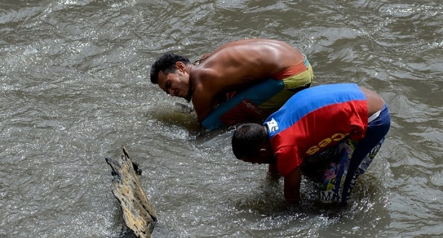 Jóvenes en el río Guaire