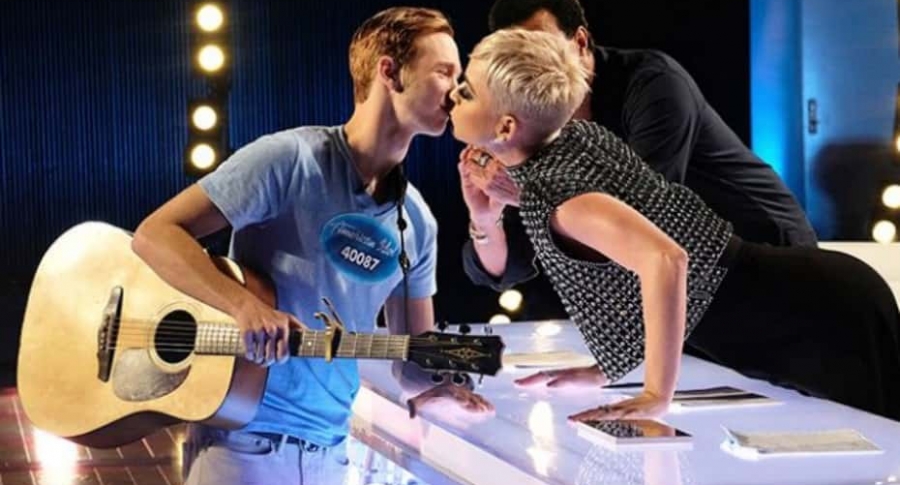 Katy Perry besa a joven en 'American Idol'.