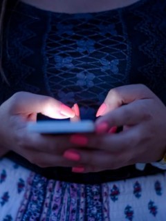 Joven usando un celular.