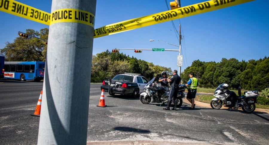 Policía atiende una de las explosiones en Texas