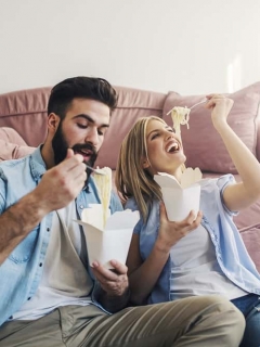 Pareja comiendo