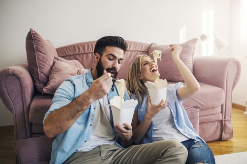 Pareja comiendo
