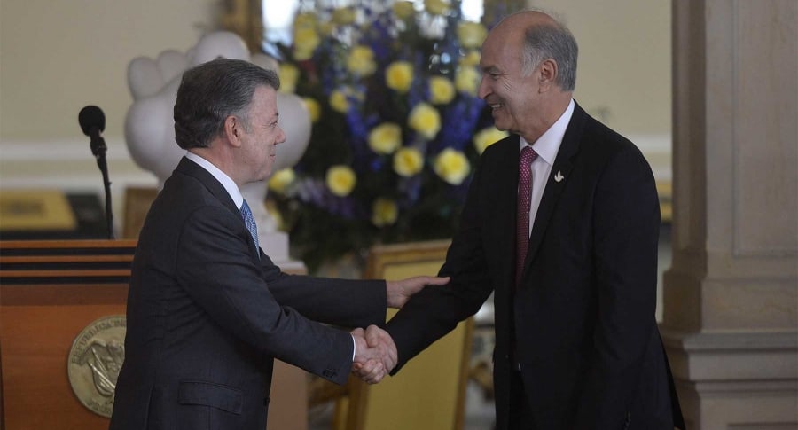 Juan Manuel Santos y Enrique Gil Botero
