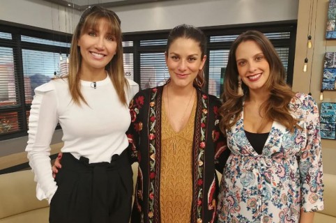 Adriana Betancur y Laura Acuña, presentadoras, con la actriz Natalia Jerez (centro).