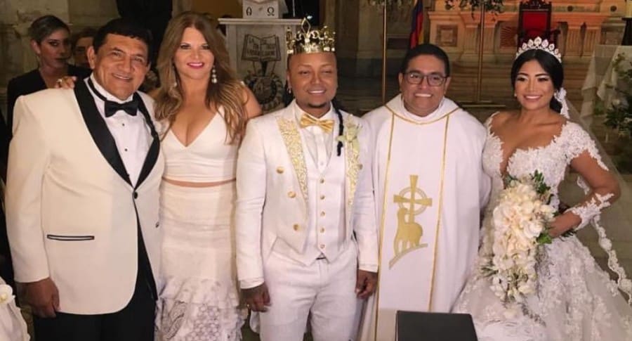 El cantante Poncho Zuleta y la presentadora Diva Jessurum en la boda Mr. Black con Yuranis León.