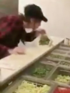 Empleada escupiendo sándwich