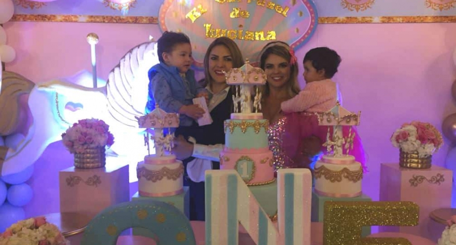 Ana Karina Soto, presentadora, y Alejandra Serje, modelo, con sus hijos Dante y Luciana, respectivamente.