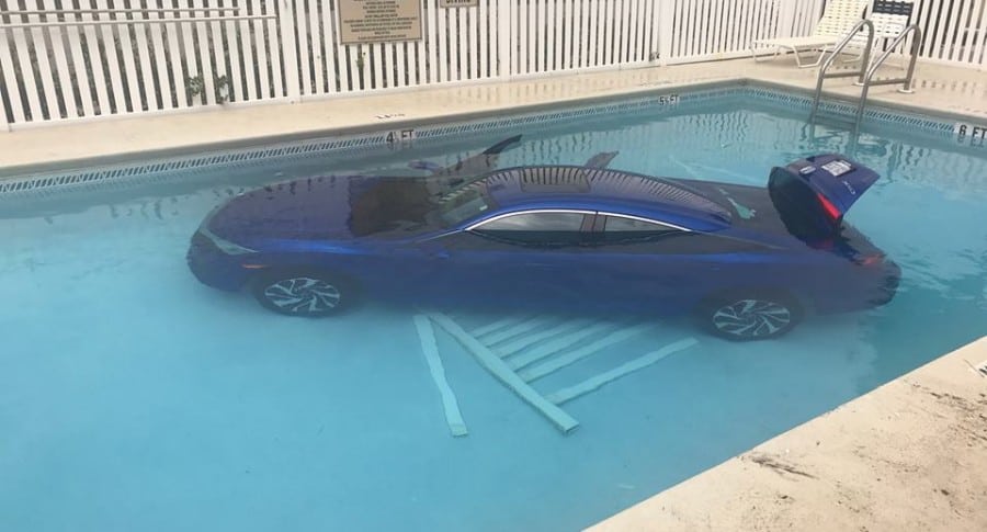 Carro en la piscina