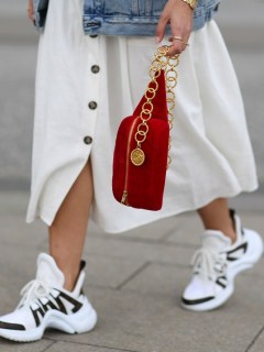 Mujer cargando su bolso