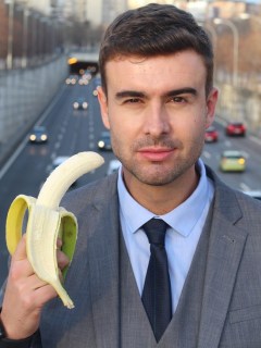 Hombre con bananop