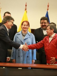 Gustavo Bell y 'Pablo Beltrán', acompañados de la canciller de Ecuador, María Fernanda Espizona