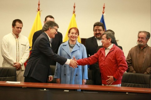 Gustavo Bell y 'Pablo Beltrán', acompañados de la canciller de Ecuador, María Fernanda Espizona