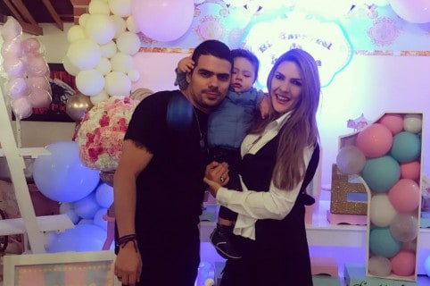 Alejandro Aguilar, actor, con su pareja Ana Karina Soto, presentadora, y su hijo Dante.