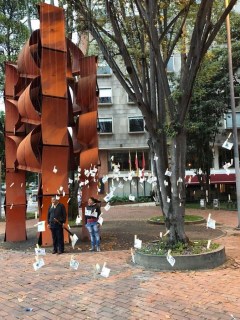 'Árbol de billetes' en parque El Virrey de Bogotá
