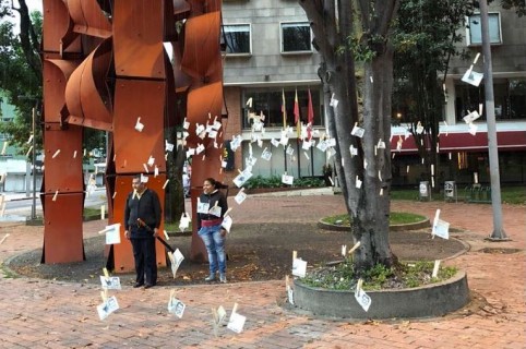 'Árbol de billetes' en parque El Virrey de Bogotá