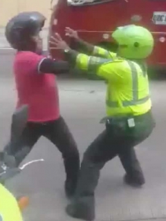 Motociclista que agrede a policía