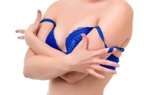 Mujer quitándose el brasier