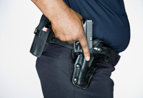 Policía con arma