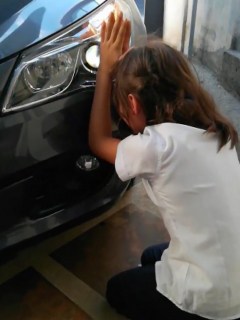 Niña llorando por la muerte de su perro