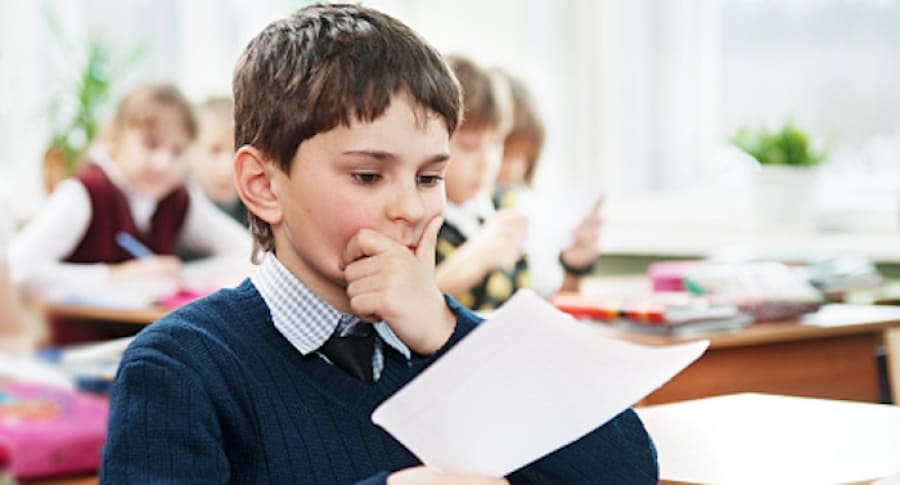 Niño respondiendo examen