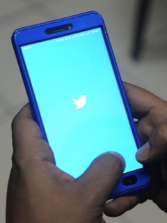 Teléfono celular con logo de Twitter