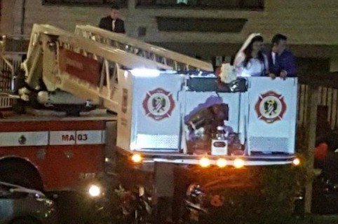 Novio en carro de bomberos