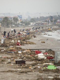 Destrucción de un tsunami en playa de Chile
