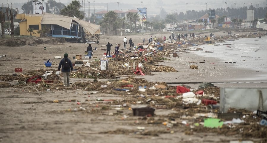 Destrucción de un tsunami en playa de Chile