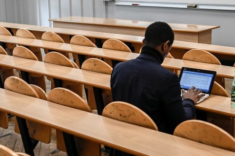 Estudiante en salón de clase