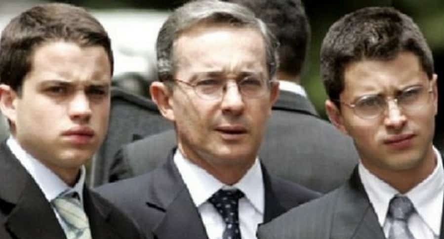 Jerónimo y Tomás Uribe junto a su padre Álvaro Uribe Vélez
