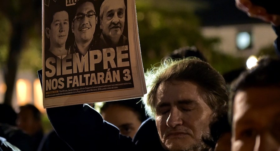 Periodistas levantan cartel con los comunicadores asesinados